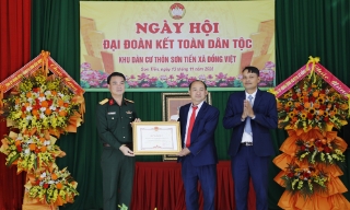 Lãnh đạo Bộ Chỉ huy quân sự tỉnh dự Ngày hội Đại đoàn kết tại thôn Sơn Tiến